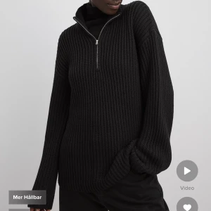 Svart stickad tröja med dragkedja - En superfin svart stickad tröja från nakd. Tröjan är använd fåtal gånger och är som ny i skicket. Pris kan diskuteras (skriv privat för fler bilder)