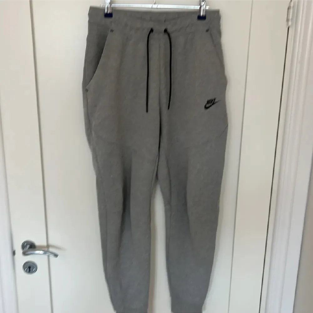 Nike tech byxor grå, bra skick och säljs för dom är för små, såklart äkta och köpta på zalando så kvitto finns. Jeans & Byxor.