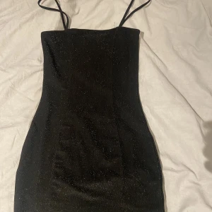 Glittrig klänning med slits - Säljer denna klänning som endast är använd 1 gång, den är såklart hel och ren och i nyskick🫶🏼 En perfekt fest- och nyårsklänning! 
