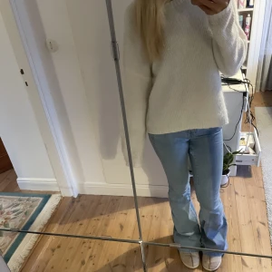 Stickad tröja  - Vit stickad tröja i ull! Knappt använd, inte alls nopprig. Nypris 500kr, säljer då den inte kommer till så mycket användning 🤍🪷✨