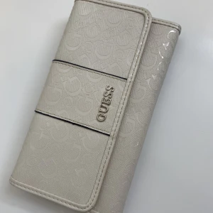 Guess plånbok  - Äkta Guess plånbok i nyskick, använd 1 gång, köptes i Kanada tillsammans med en annan Guess väska som finns i min profil Nypris på plånbok 800kr Mitt pris 350kr Vid fler bilder skriv privat 🌸