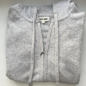 Soft Goat zip hoodie - Hoodie från Soft Goat. Väldigt sparsamt använd.