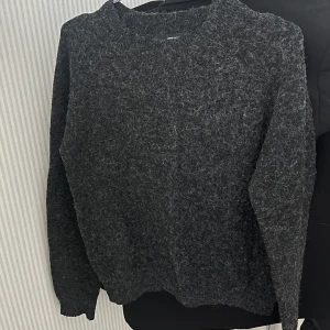 Stickad tröja  - Säljer denna stickade tröja från Vero Moda i storlek XS