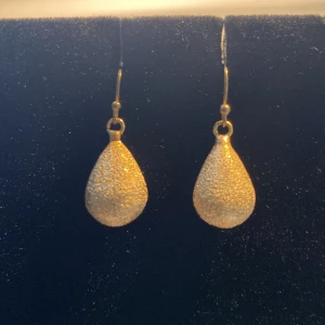 Guld örhängen  - Söta guld örhängen ☺️