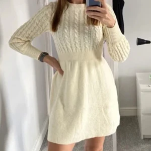 Stickad klänning - Snygg stickad klänning i storlek M. Passar XS, S & M. Mycket snygg. Säljes då den inte kommer till användning. Bilden är lånad!