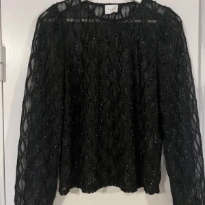 Glittrig fest topp✨🪩 - Superfin mesh fest topp från Vila som är endast använd en gång. Den är ganska genomskinlig, skulle säga att den passar XS/S/M. Skriv privat för fler frågor eller bilder💕