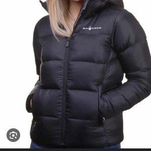 Sail racing W cloud down vinterjacka - Säljer förra årets vinterjacka då jag vill köpa en ny till dethär året. Nypris 3000 kr❤️