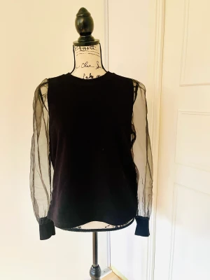 BILLIGT blusen/ sweatshirt  - Säljer min svarta plagg från Gina  Säljer i befintlig använd skick  