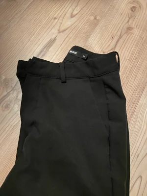 Utsvängda kostymbyxor från Bikbok - Säljer dessa fina kostymbyxor frpn bikbok. De är använda en gång, alltså väldigt fint skick. Säljer de för 100 kr.😊
