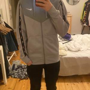 Nike hoodie storlek s nästan helt ny knappt använd 