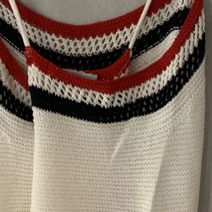 Stickat linne zara  - Jätte fint kort stickat linne  Obetydligt använd . 