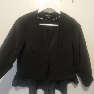 Blus - Tunn jacka, som kofta, balzer eller kostymöverdel. Figursydd. 
