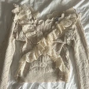 Zara topp - Hej, säljer nu denna väldigt populära zara topp i storlek s. Väldigt efterfrågad och utan några defekter. 