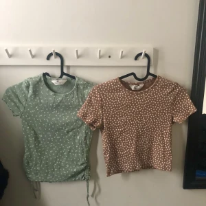 fina toppar - Säljer dessa snygga toppar pågrund av liten i storleken och ej används så ofta.  Bra i skick båda två .Passar säker också större storlekar då dom är töjbar. Det är en liten kortare model på topparna😽😽💞💞