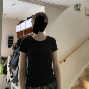 Svart t-shirt - En basic svart t-shirt från h&m☺️Använd ca fem gånger och har inga fel!! Strl. 158/164 men passar också som XS.