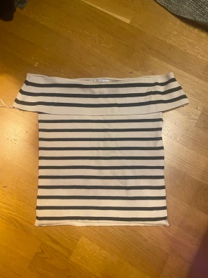 Zara - En söt randig off shoulder topp