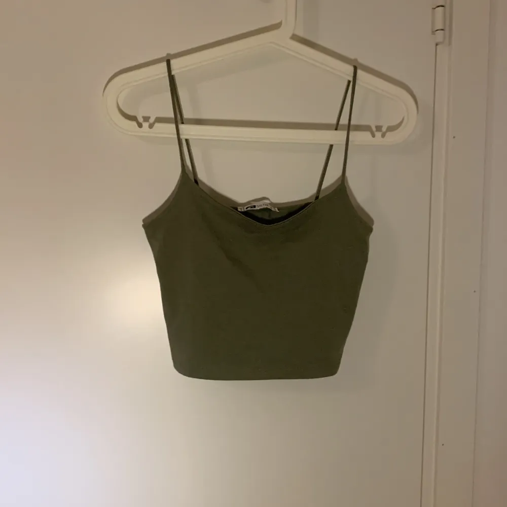 En gullig grön crop top i storlek s. Den är i gott skick och inga defekter förekommer! ☺️Köpt från newyorker 🫶🏻 Har du frågor eller är intresserad, tveka inte på att fråga 😚. Toppar.