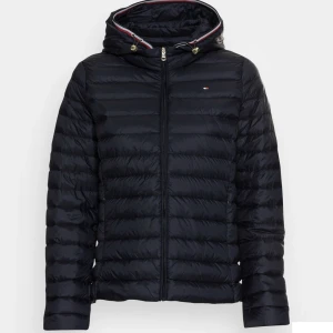 Dunjacka - Jätte fin och ny Tommy hilfiger jacka. Köpt för en månad sen och använd 2 gånger. Pris kan diskuteras!! Köpt för 1800.