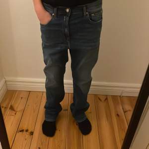 Säljer ett par replay jeans i High Waits bootcut fit men jag tycker inte det syns. storleken w26/l28 i dam storleken men det passar mig rätt så bra som syns på första bilden jag är 160 cm lång och väger 45kg. Tveka inte att höra av er om ni undrar något😊👌