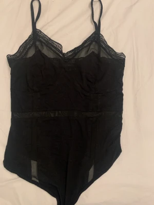 Svart body med meshdetaljer - Body från bikbok, inget trasigt eller fult. Banden går att förlänga och förkorta.