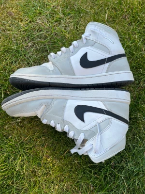 Air Jordan 1 Light smoke grey - Skorna är i bra skick, och är varsamt använda. Köptes hos MerchSweden för ca 3,300kr. Kvitto finns!