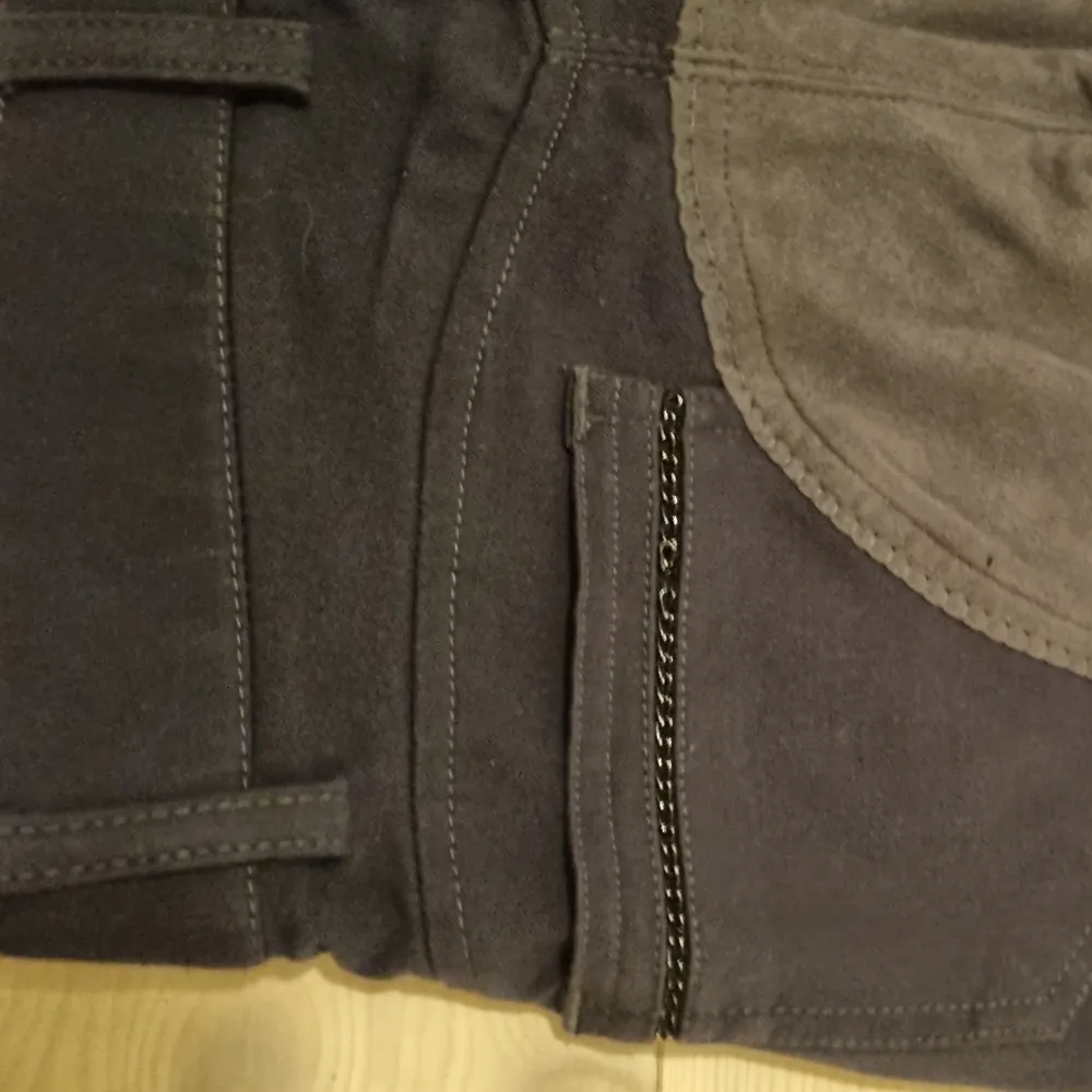 Ridbyxor i använt men fint skick. Stretch ner till. Ena fickans utsmyckning är trasig, men stör inte funktionen, se bild.. Jeans & Byxor.