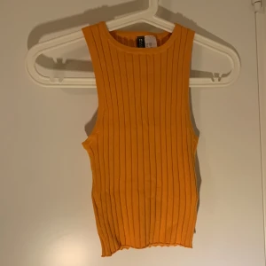 Gul Crop top  - Gul ribbad crop top i fint skick! Kan tvättas innan frakt om önskas 💕 Har du frågor eller är intresserad, bara skriv ☺️