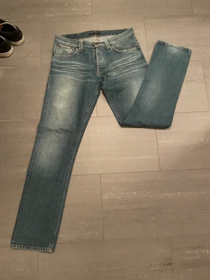 Nudie jeans  - Säljer ett par nudie jeans. Modellen är Even Steven i storlek 33/34. Helt nya aldrig använda, nypris 1600. 