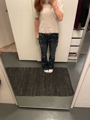 Sjukt snygga lågmidjade jeans - Jättefina jeans som tyvärr inte kommer till användning. Jag är 165 men de är långa på mig Mått, Midja: 80 cm, Innerbenslängd:82 Hör av dig om du har några fler frågor!🩷