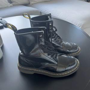 Säljer mina dr.martens storlek 38. Använda under förra hösten. 