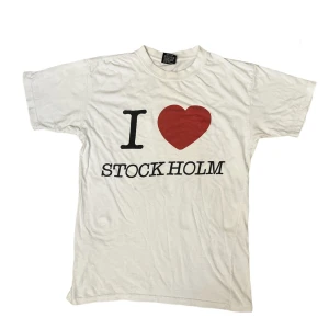 I ❤️ stockholm t-shirt - säljer denna asnygga i love stockholm T-shirt. den är lite missfärgad vid kragen och under armhålorna men det är inget som syns. den passar som storlek S-M, om du har frågor så är det bara att kontakta mig.