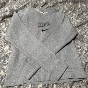 fin grå sweatshirt. storlek s, den är inte oversized. använd två gånger 
