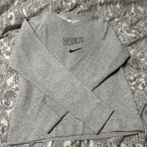 fin grå sweatshirt. storlek s, den är inte oversized. använd två gånger 