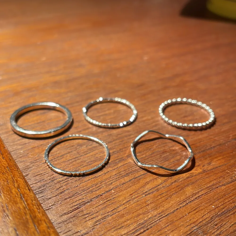 Jag säljer 5 helt oanvända ringar från glitter eftersom de va för stora för mig. Alla är storlek 18, vilket ja skulle säga motsvarar M. (ej äkta silver) . Accessoarer.