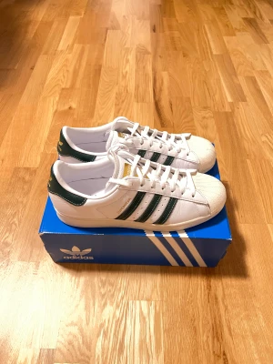 Adidas superstars white/green - Säljer då den inte är min stil. Använt ett fåtal ggr, ca 5. Inga defekter förutom sulan. Köptes för 1300kr, säljer nu för 700kr. 