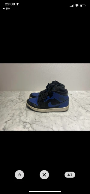 Jordans hyper royal mid - Snygga jordans inköpta 2022. Men säljer då dem är försmå.