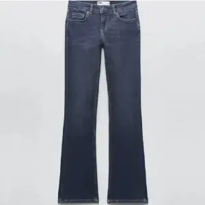 Säljer trendiga blå zara jeans, sitter så snyggt och finns inga tecken på användning❤️