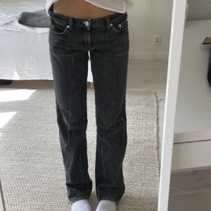 Weekday jeans - Jättefina jeans från weekday.Köpta från plick och bilden är också lånad säljer pga att jag inte använder de så ofta för jag har andra byxor