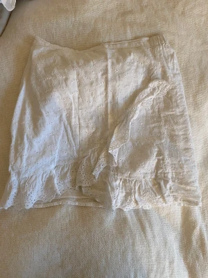 Kjol - En fin vit kjol från hm i storlek S, fin och enkel att ha på sommaren😊!
