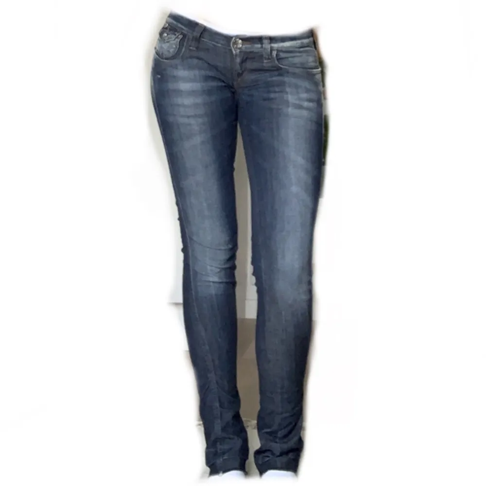 Jätte jätte snygga low waist jeans från miss sixty med jättefina detaljer. De är lite utsvängda längst nere vid fötterna, annars skinny. Säljer pga att de är för små för mig 🥹 Innerbenslängd: 83 cm. Priset går att diskutera, hör av dig vid intresse! 💕. Jeans & Byxor.