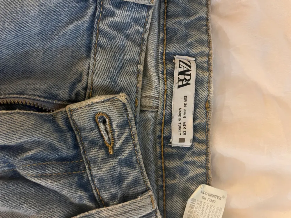 Säljer dessa Zara Jeans med ljus tvätt i storlek 38. Aldrig använda då jag köpte för liten storlek. Nypris 400kr. Jeans & Byxor.