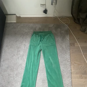 Juicy couture byxor - Metallpinnarna på snörena saknas men märks inte av jätte mycket, pris kan diskuteras!! Skriv för fler bilder