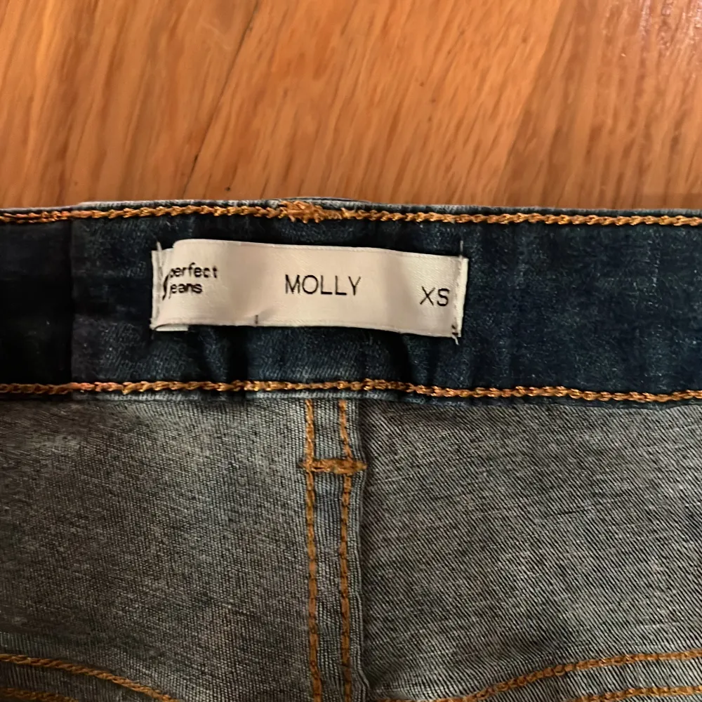 Säljer nu mina Molly jeans från Gina Tricot då dem inte använts på ett bra tag!💕 Vill ni ha fler bilder eller mått så går de självklart att lösa!💕. Jeans & Byxor.