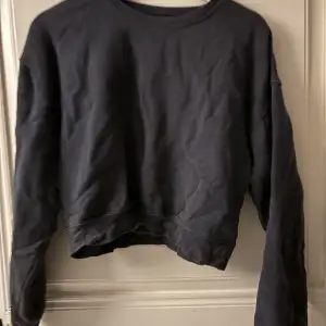 Mörkblå hoodie utan luva. Inga tecken på användning. Den är lite kortare för magen men täcker ändå hela, superfin är den på och mysig!🥰 Köpt från BikBok