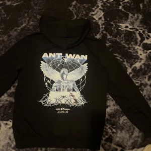 Antwan hoodie merch  - Säljer antwan hoodie då den aldrig kommer till användan. Köpt på plats i globen. Kvitto finns om det önskas. Skick 10/10. Skriv gärna för fler frågor eller funderingar. Mvh 🌟