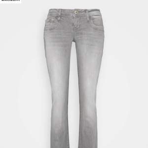 Säljer mina assnygga Ltb valerie jeans i superbra skick!  Jeansen är lowwaist & bootcut, säljer pga av att dom är förstora tyvär💓 Midjemått: 40 cm rakt över Innerbenslängd: 88 cm från grenen ner🙌 Pris kan alltid diskuteras, vid mer frågor skriv💗