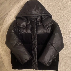 Massimo dutti jacka - Säljer min unika fina svarta massimo dutti dunjacka med Manchester eftersom jag inte använder den så mycket. Den är i nyskick och har inga defekter. Modell 6721, säljs inte längre. Nypris är 4500kr.