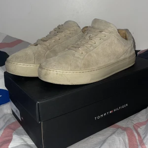 Tommy Hilfiger Mocca/Suede Skor - Hej, jag har nu vuxit ur mina otroligt fina Tommy Hilfiger skor. Jag köpte de i juni (1200kr) har inte använt de så mycket då jag vuxit ur de. Storlek 41 men de är stora i storleken.De är i jätte bra skick,kanske någon skråma någonstans. Pris kan justeras