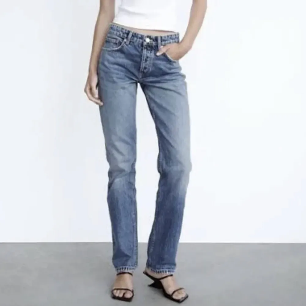 Säljer mina så snygga Zara mid Rise straight jeans i mörkblått, kommer inte till användning längre💞 Använda men fortfarande fint skick☺️ storlek 36.  Skriv vid frågor💓. Jeans & Byxor.