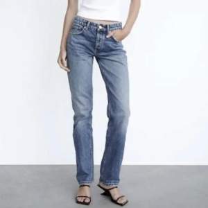 Säljer mina så snygga Zara mid Rise straight jeans i mörkblått, kommer inte till användning längre💞 Använda men fortfarande fint skick☺️ storlek 36.  Skriv vid frågor💓